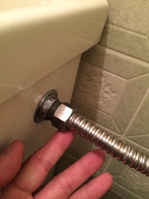 トイレ貯水タンク 接続部水漏れ