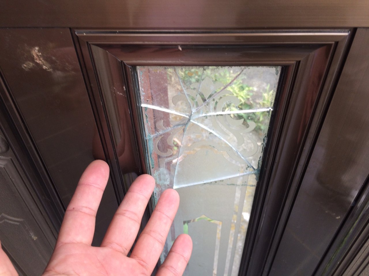 アットレスキュー24・緊急駆けつけ日記 玄関ドアの模様入りガラス割れ・交換作業