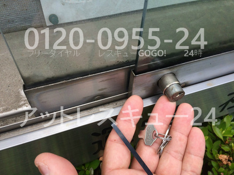 インフォメーションボード鍵開け 屋外ガラス戸