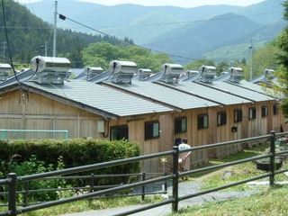 太陽熱温水器が並ぶ