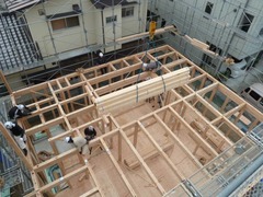 棟上げ工事進行中