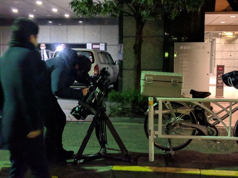 コインチェックが入居するビルの1Fに集まり始めた報道陣