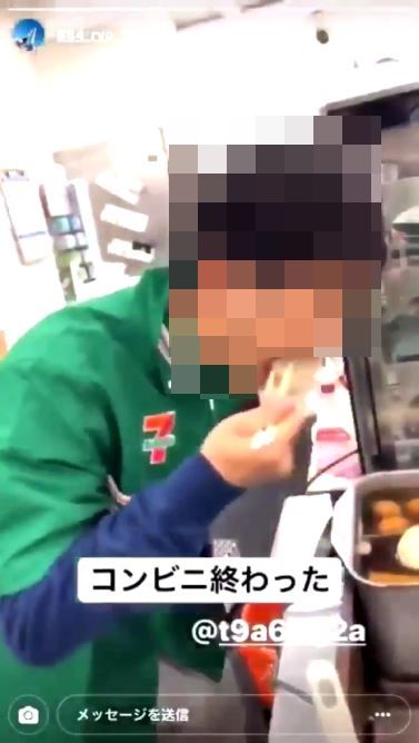 おでんの具材を口に入れ吐き出す