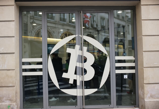 年末のパリ、ビットコインセンターにはBTCを求める人々の長蛇の列ができる