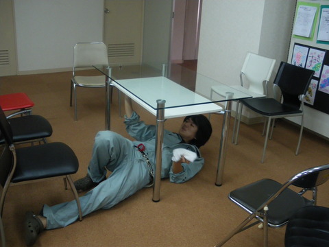 テーブル下から