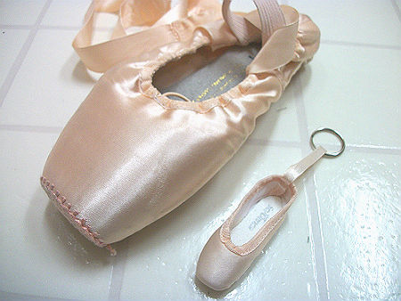pointe shoe keychain