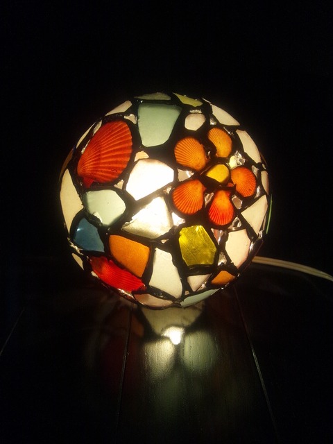 シーグラスで作ったテーブルランプのステンドグラス