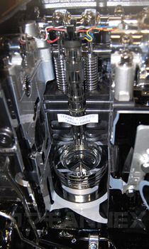 6R10_piston_and_Injector