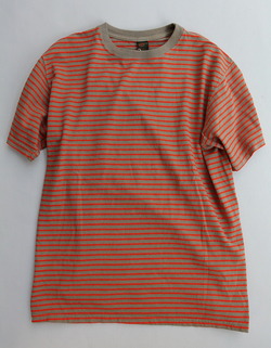 Goodon SS Border Tee ARMY X RED