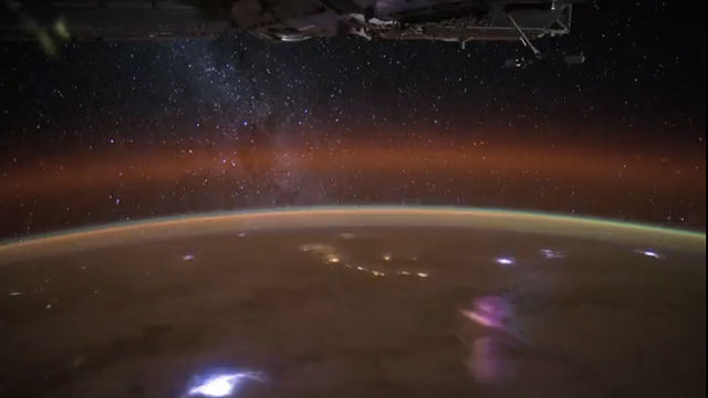 宇宙から、嵐の地球と天の川を同時に見るNASAの最新超美映像