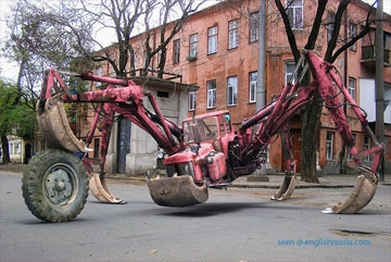 蜘蛛のような奇妙なトラクター - Strange Russian Tractor