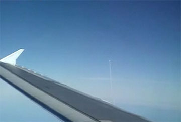 Space shuttle launch taken from... - ジェット機から撮影されたシャトルの打ち上げ