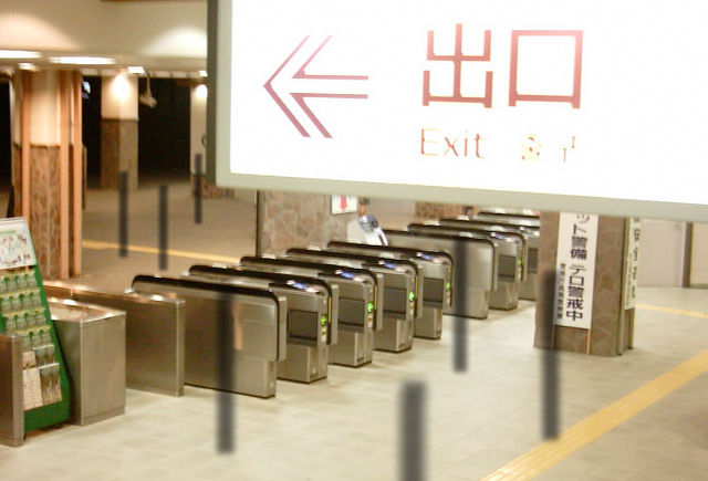 「匿名の世界」の駅構内