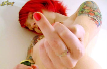 美しいお姉さま達の “F*ck You” 写真