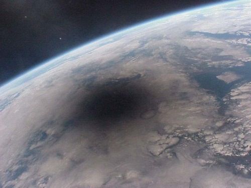 日食時の地球を宇宙から見ると