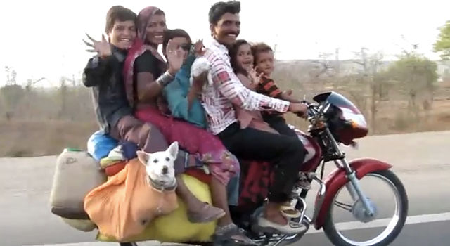 【すごインド】6人 + 犬2匹、1台のバイクでニコニコ旅行