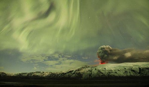 必見！アイスランド火山噴火に出現したオーロラの美しすぎるコラボレーション