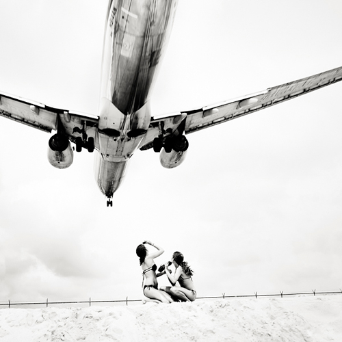 お前は俺か?! - 低空過ぎる旅客機とビキニ