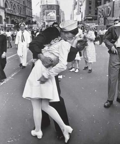 左のオッサンがブラジャーかぶってるようにしか見えない