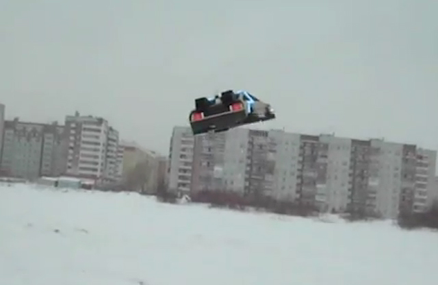 まじ欲しい。BTFの「空飛ぶ車」デロリアンをロシア人が作った！！