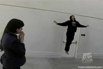 神々しく空中浮遊する男 - Levitation par Criss Angel
