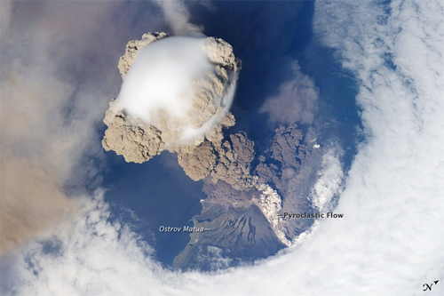 宇宙から撮影したサリチェフ山噴火の動画がヤバイ、ヤバすぎる