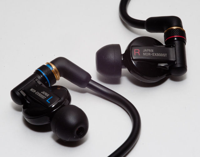 日本の基準となるイヤホン「MDR-EX800ST」でアーティストの"生音"を聴いた