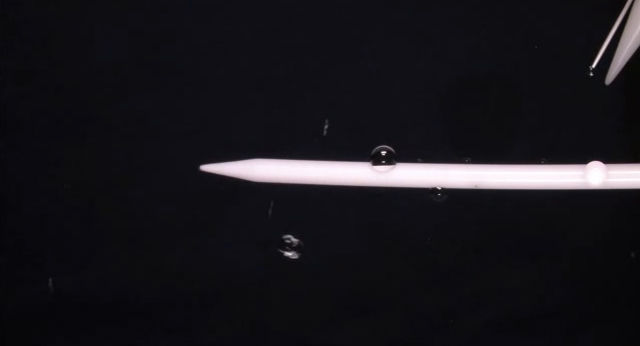 【不思議映像】宇宙空間ではニット針の周りを水滴が衛星のように回る
