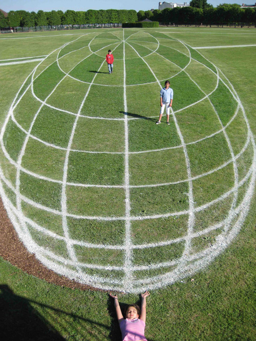 石灰のラインで大地に3Dペインティング