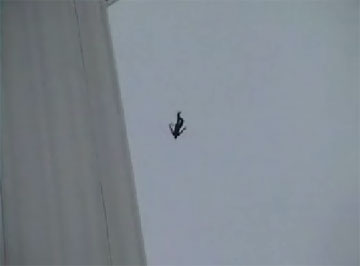 東京の高層ビルから飛び降りる命知らず - BASE JUMP