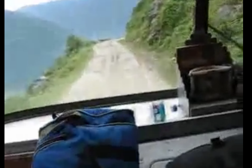 危険な道を突き進む命知らずの路線バス  