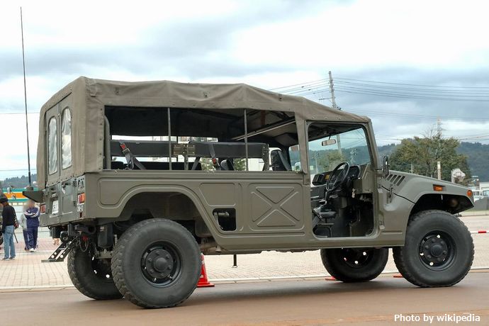 1280px-JGSDF_Koukidousha_(TOYOTA)_2