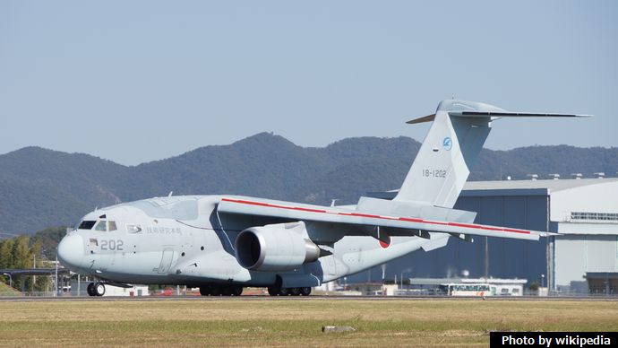 JASDF_XC-2(18-1202)_at_Gifu_Air_Base_October_25,_2015_b