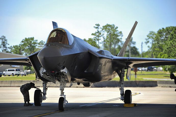 First_female_F-35_pilot_begins_training_(8)