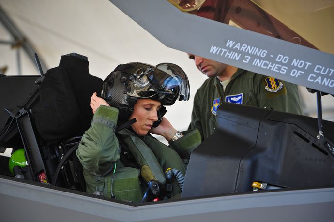 First_female_F-35_pilot_begins_training_(6)