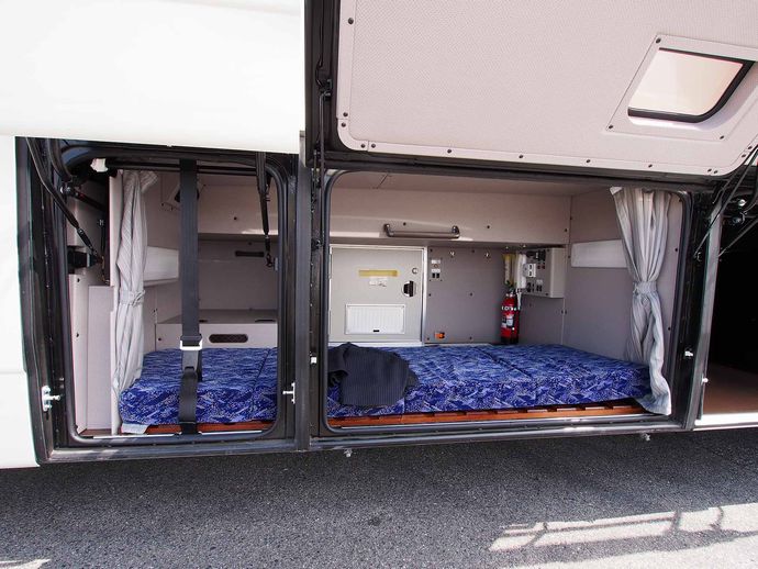 Mitsubishi_Fuso_Aero_Ace_Highway_Liner_Driver_sleeping_room