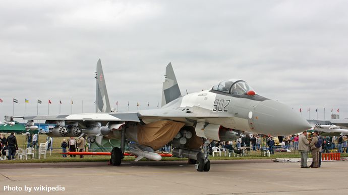 Sukhoi_Su-35_on_the_MAKS-2009_(01)