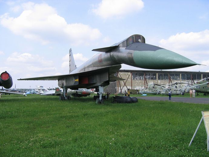 1280px-Sukhoi_T-4_(Monino_museum)