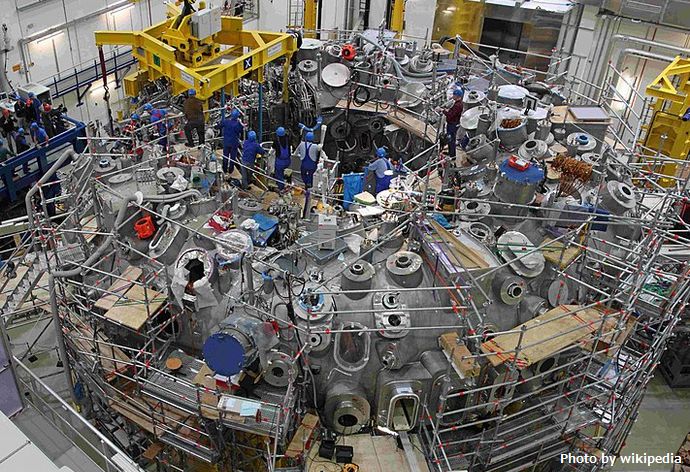 711px-Wendelstein7-X_Torushall-2011