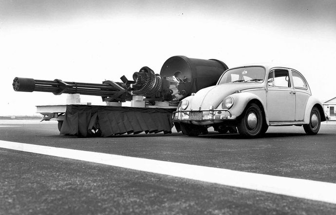 1280px-GAU-8_meets_VW_Type_1
