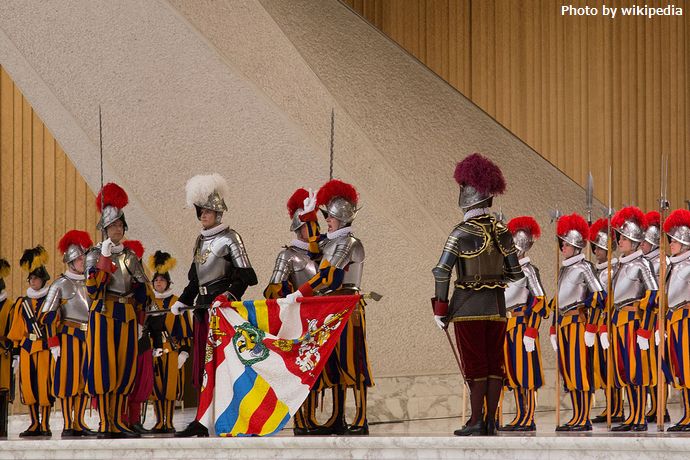 1280px-Swiss_guard_swearing_in