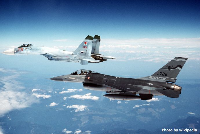 A_Su-27_escorted_by_an_F-16