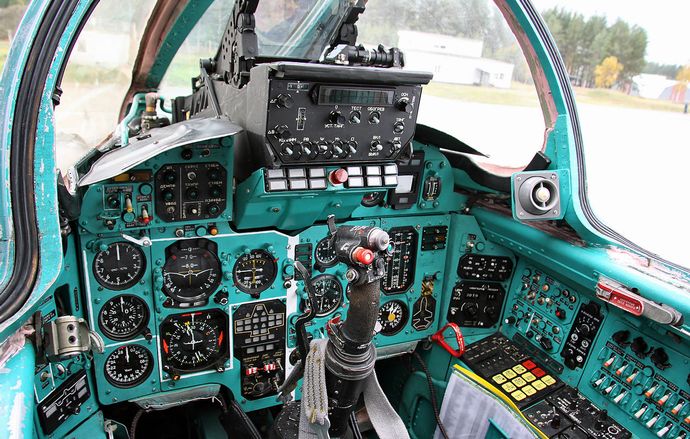1280px-Cockpit_of_Mikoyan-Gurevich_MiG-31_(2)