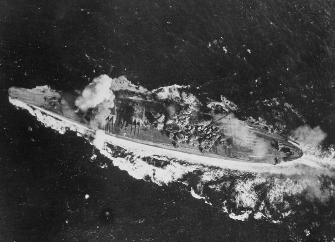 Yamato_hit_by_bomb