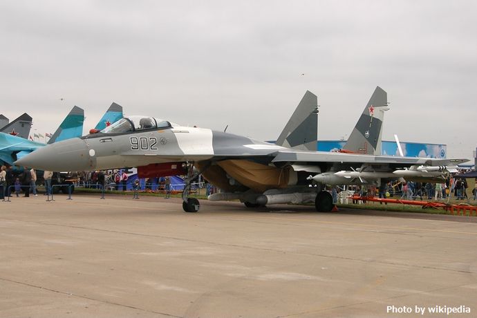Sukhoi_Su-35S_at_MAKS-2009_airshow