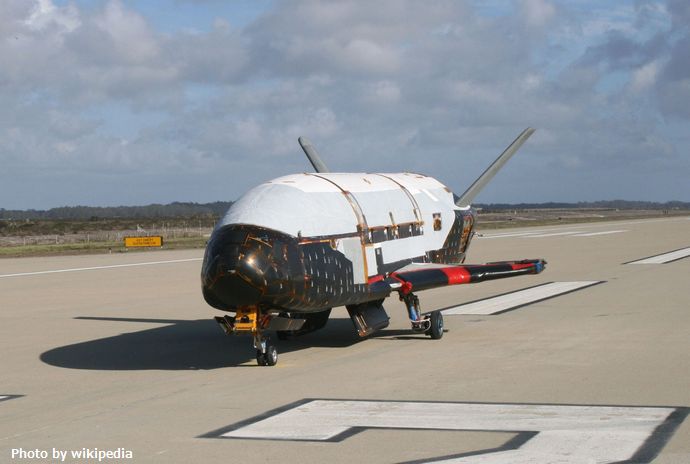 Boeing_X-37B_after_ground_tests_at_Vandenberg_AFB,_October_2007