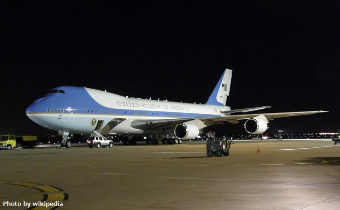 Air_Force_One_at_the_night