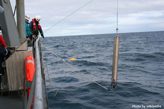 Hydrophone_being_lowered_into_the_Atlantic