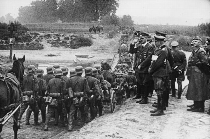 Bundesarchiv_Bild_183-S55480,_Polen,_Parade_vor_Adolf_Hitler