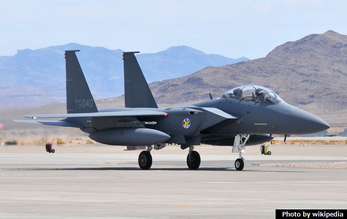 F-15K_arrives_at_Nellis_AFB
